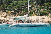 De nombreuses embarcations de tous styles visitent Cala galdana...